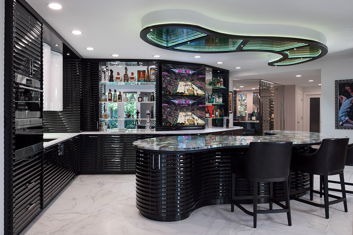Kleweno custom basement bar and wine cellar Panoramic view of the custom basement bar and wine cellar by Kitchens by Kleweno